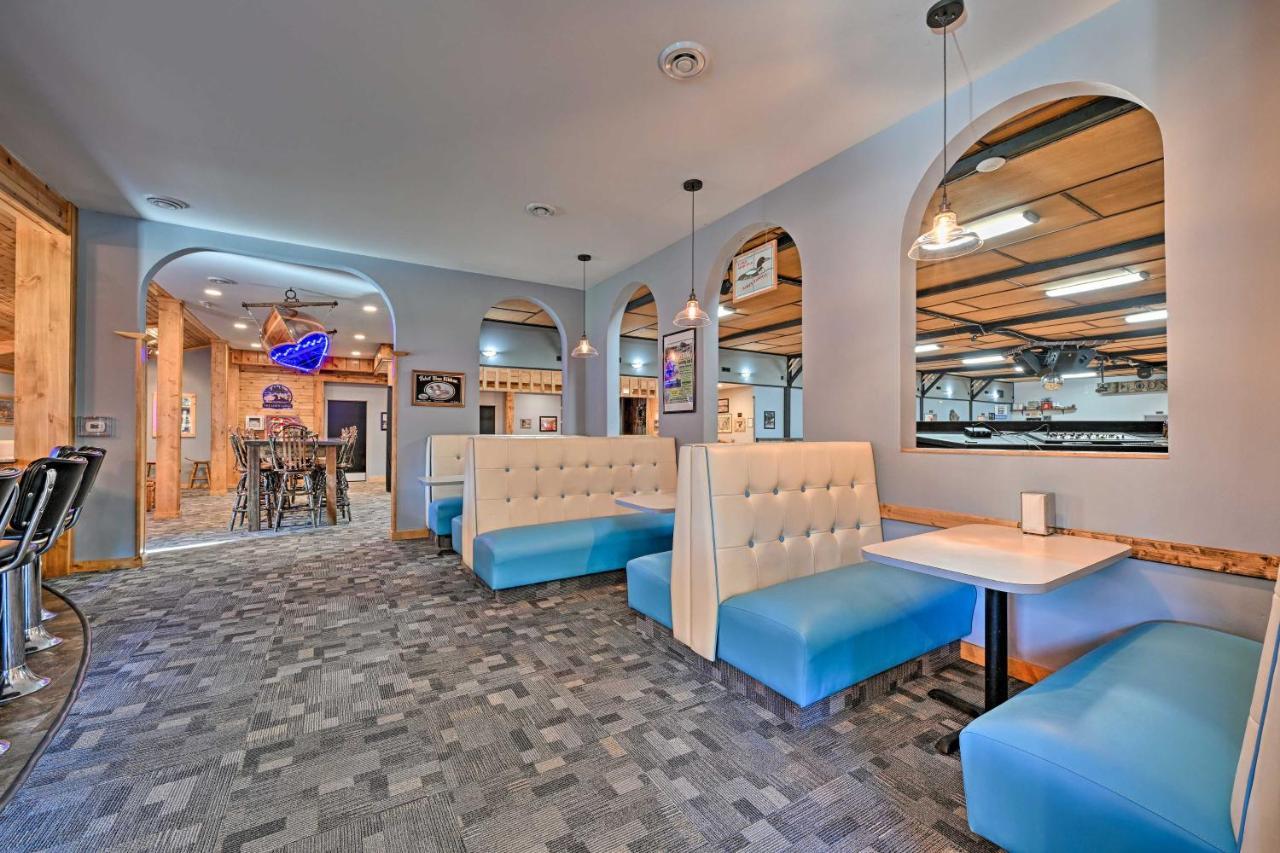 Massive Hatfield Loon Lodge With Roller Rink Esterno foto