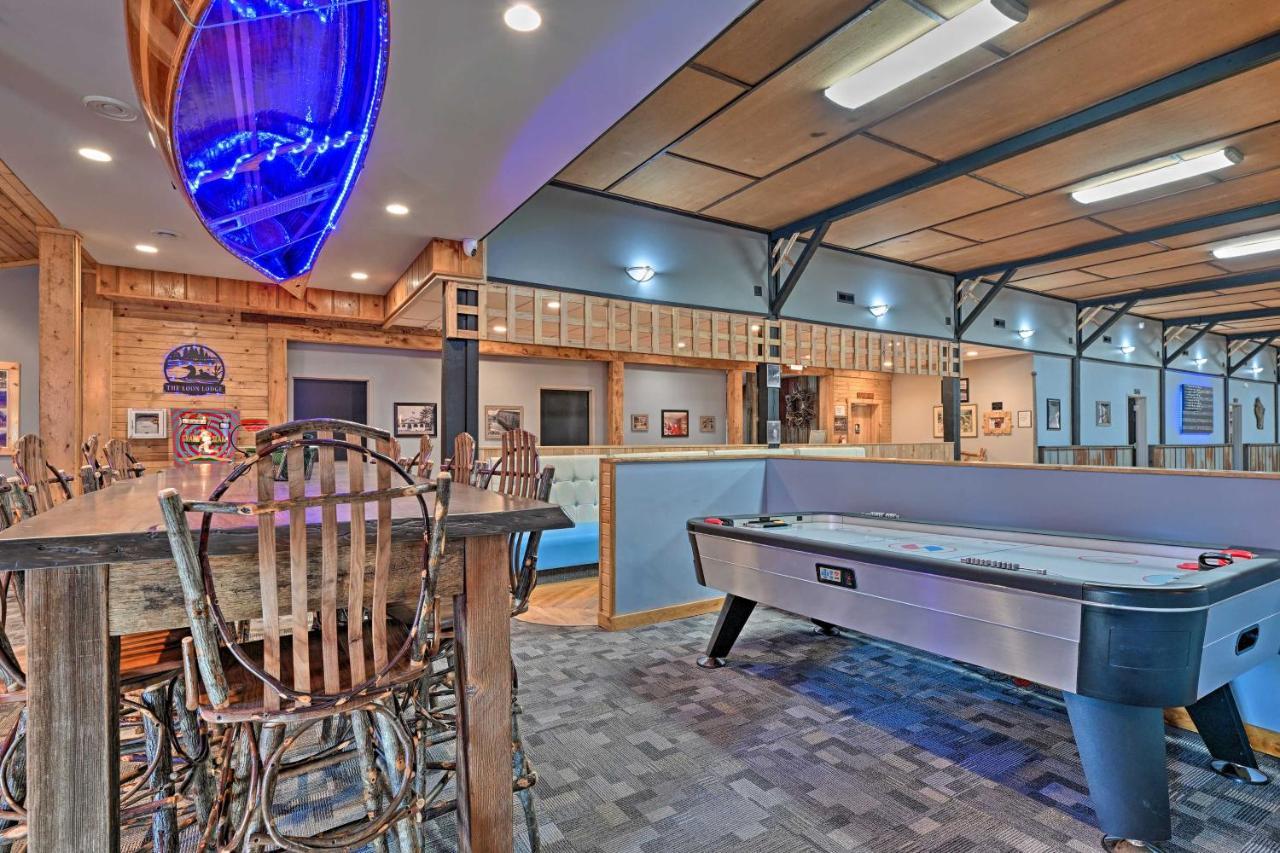 Massive Hatfield Loon Lodge With Roller Rink Esterno foto