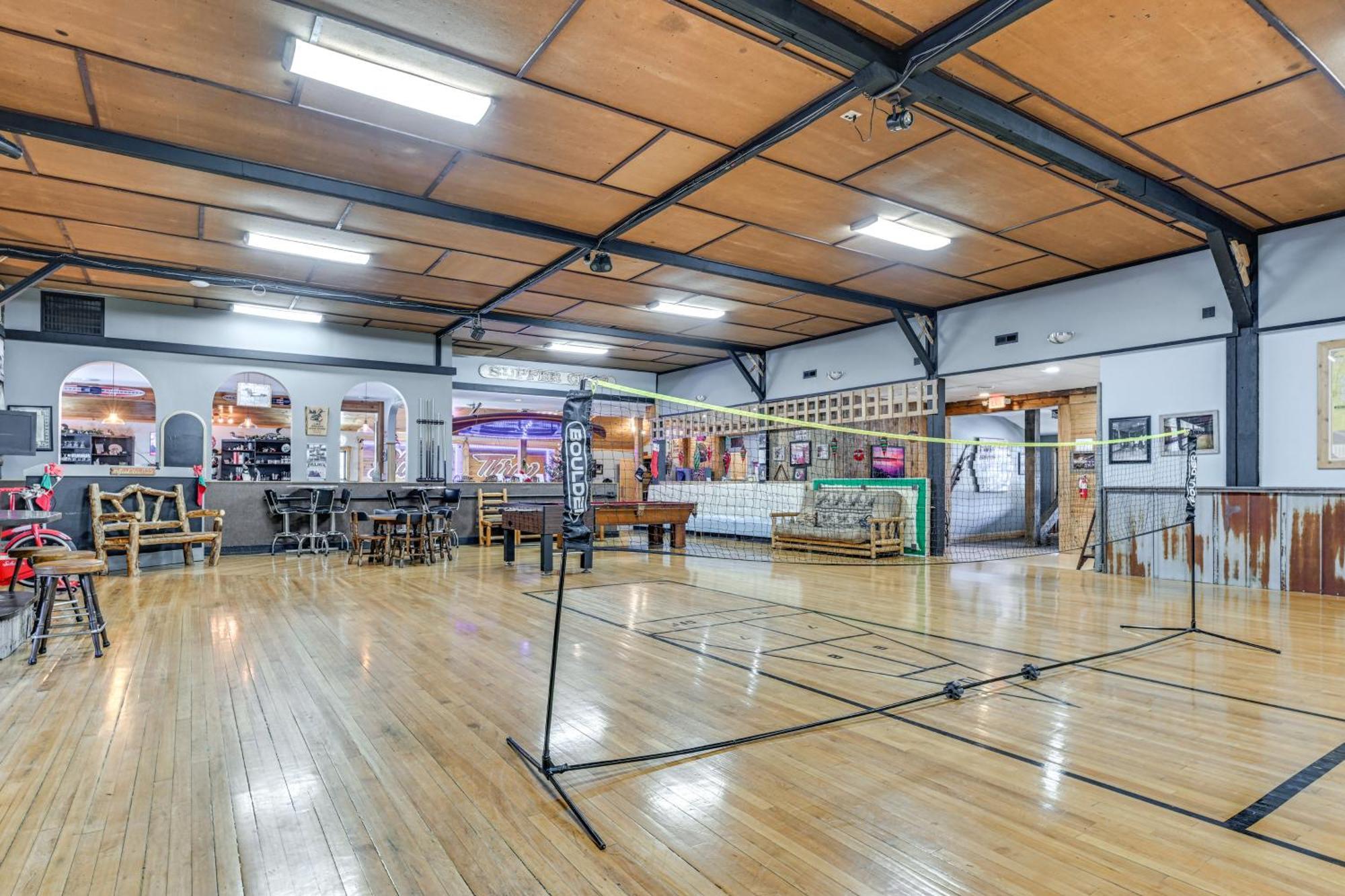 Massive Hatfield Loon Lodge With Roller Rink Esterno foto